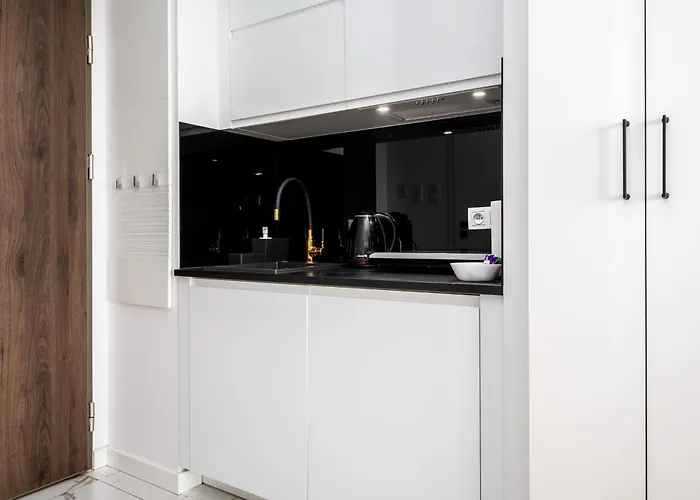 Bliska Wola Tower, Sun & Snow * Warszawa